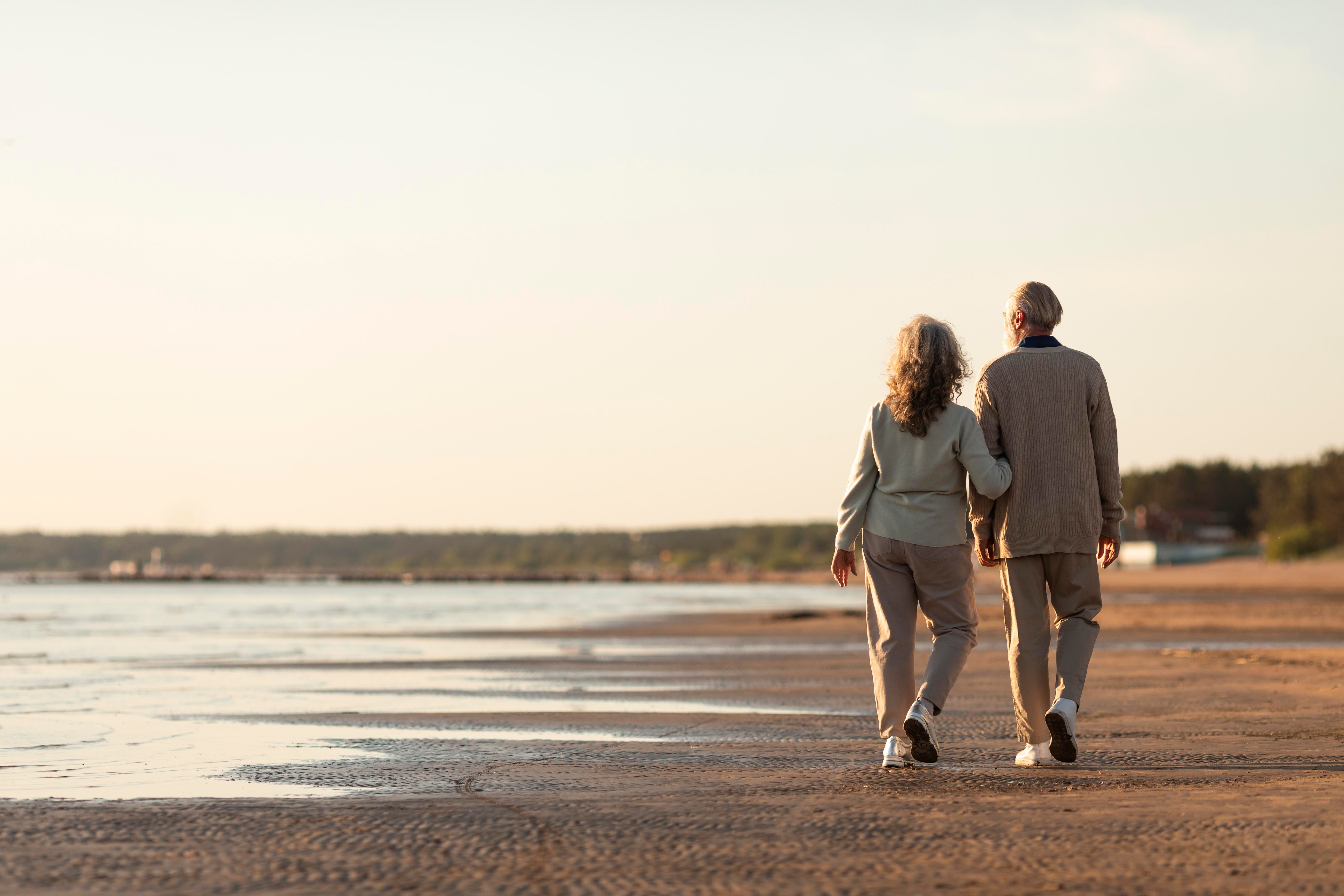 full-shot-senior-couple-seaside.jpg
